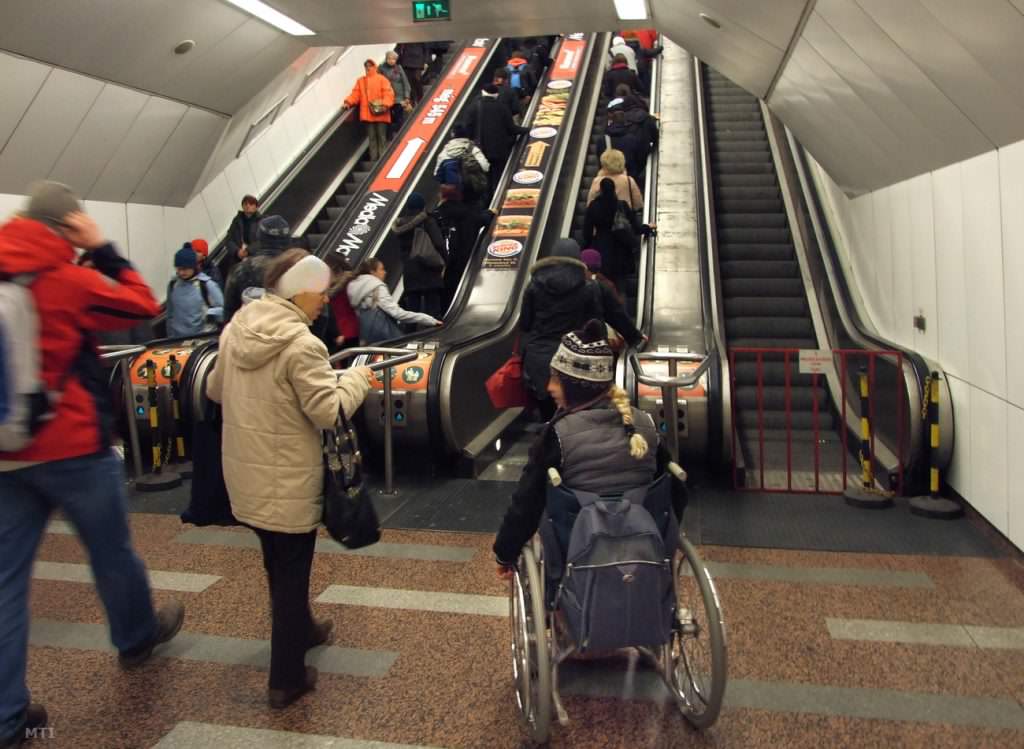Feljelentik az államot a mozgáskorlátozottak a 3-as metró miatt