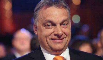 az Orbán-kormány titkosít - Orbán vigyorog