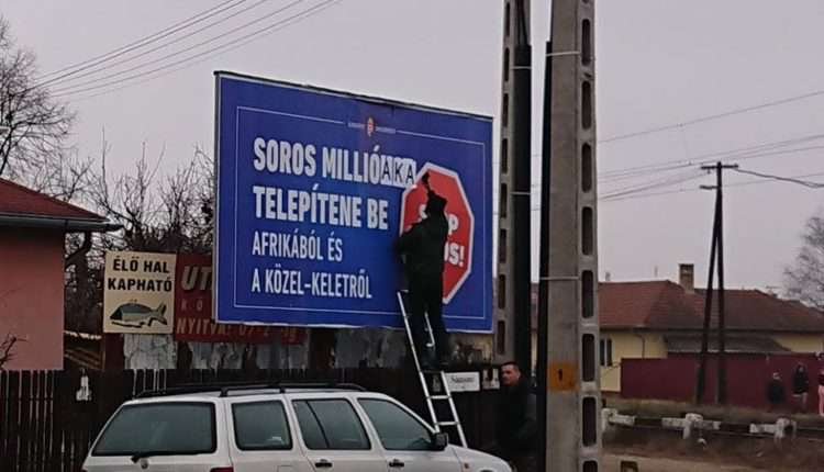 "Pökhendi Fideszes üdvöskék vakargatják a „gólyákat” hibbant plakátjukról."