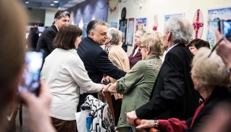 Miután Orbánnak a gyereklapogatás nem jött be, rászállt az idős korosztályra