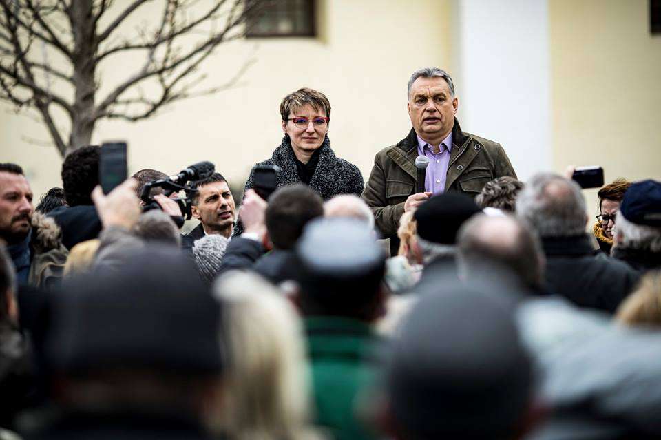 Orbán, a véletlenek embere - tömeg várta glancba vágva, hátha arra téved!