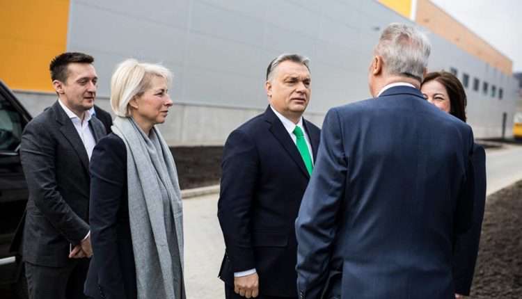 Orbán: a migránsok kinyomják belőlünk a szuszt!