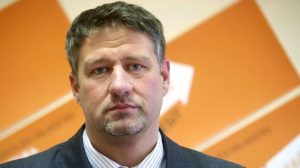 Orbán után Simonkát is eltiltották a politikai pedofíliától