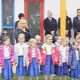 Népviseletbe öltöztetett ovisok Rétvári kampányában - mi köze a gyerekeknek a Fideszhez?