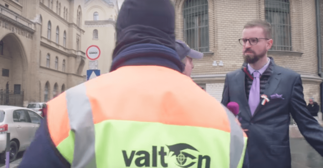 Görbetükörben a fideszes menetelők - Gulyás szerint a Békemenet....
