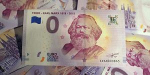 Marx-Euro, "Tőkét" tartó kacsa, arcképes bögre, Marx-vörösbor - így ünnepel a szülőváros