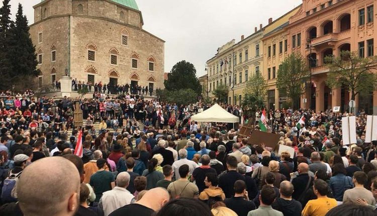 Pécsi kormányellenes tüntetés