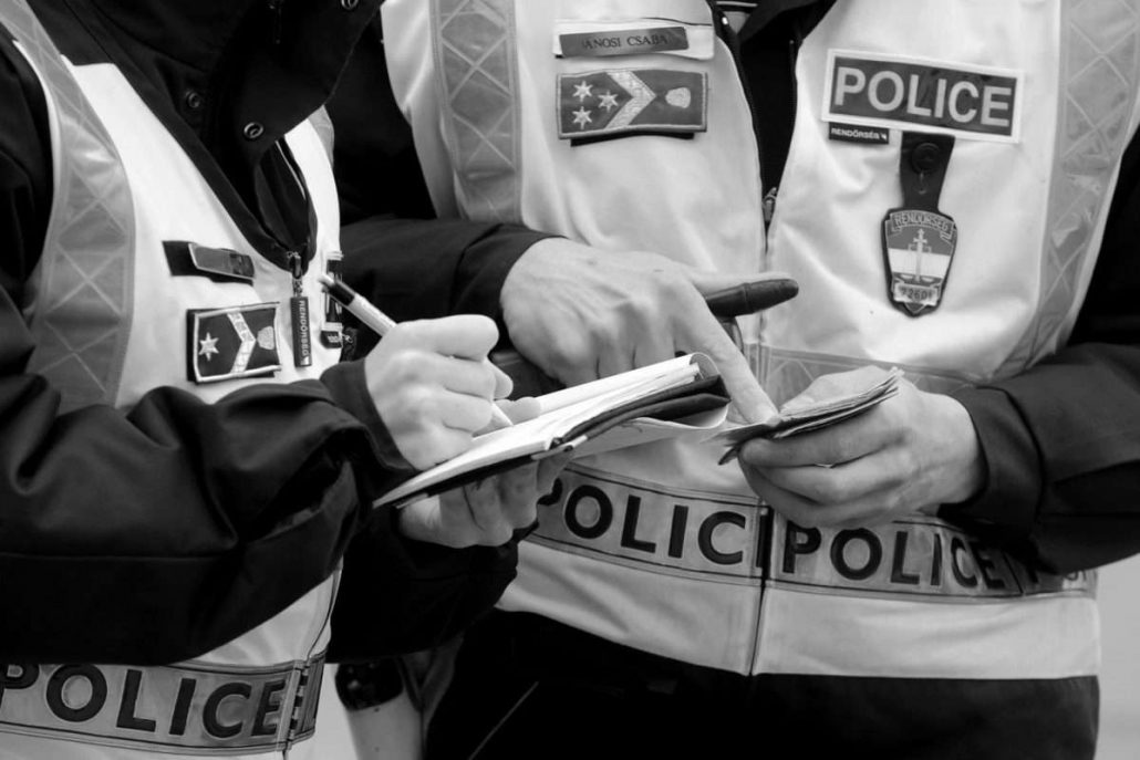 Parancs, vagy rendőri buzgóság? - videó a tüntetők igazoltatásáról