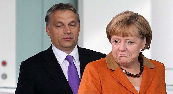Le Monde: Orbán 2015 óta legfőbb célpontjának Angela Merkelt tekinti