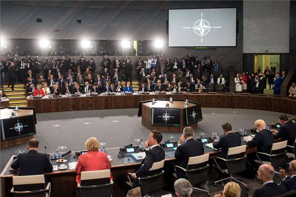 Megkezdődött a NATO-tagországok állam- és kormányfőinek csúcsértekezlete