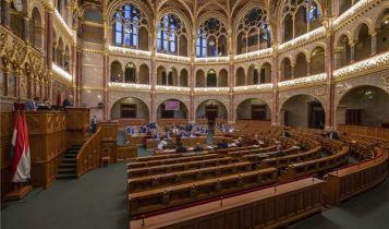 parlament: gyülekezési jog, választási törvény