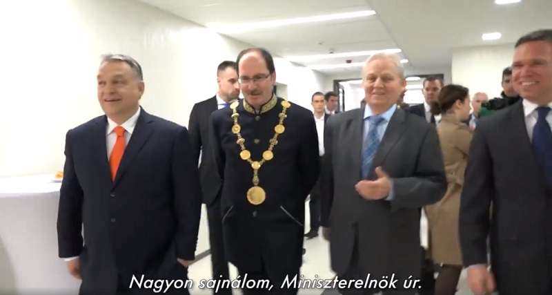 Patyi András középen, Orbán megalázza