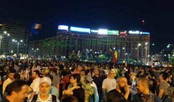 tüntetők a román kormány székházánál