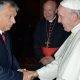 Orbán a Hősök terén elcsípheti Őszentségét -ha akarja, ha nem- egy kézfogásra!