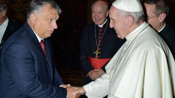 Orbán a Hősök terén elcsípheti Őszentségét -ha akarja, ha nem- egy kézfogásra!