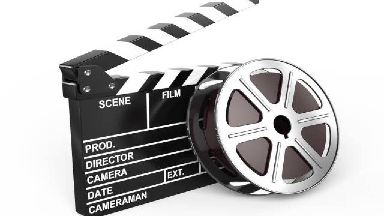 Filmkritikus: rosszul instruált színészek szenvednek a kisiskolás szintű dialógusokkal rettenetesen ronda felvételeken, ez az Aranybulla