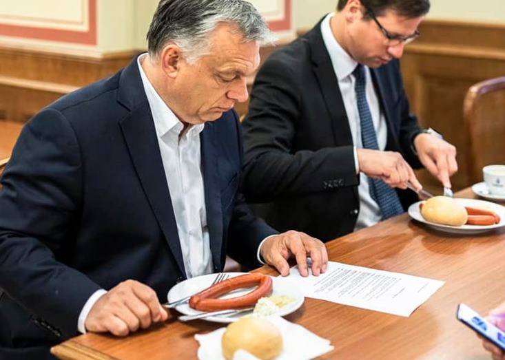 Orbán nemzetvezető bereggelizett és bélműködéséről tájékoztatta népét!