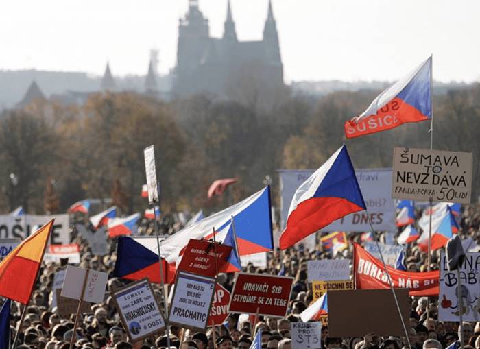 Prágában tüntettek azért, hogy Csehország ne térjen Magyarország útjára