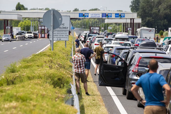 Több órás dugó! Autók, emberek állnak órákat az M7-es autópályán – fotók