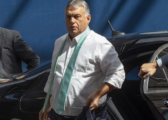 “Arra kérjük Orbán Viktorné Asszonyt, (…) hogy az XXL méretű öltönye helyett a karcsúbb, XL-t részesítse előnyben”