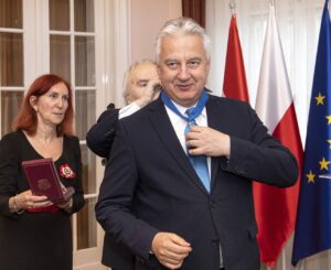 Semjén Zsolt az egyik legkiválóbb magyar politikus - véli a lengyel nagykövet. Parancsnoki keresztet adott át neki