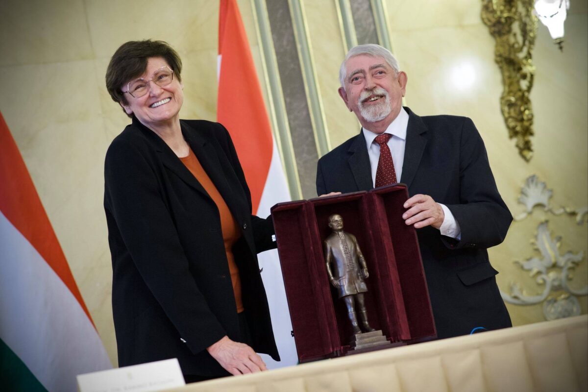 Karikó Katalin megkapta a Semmelweis-díjat - a Pfizerből viszont nem kérünk többet