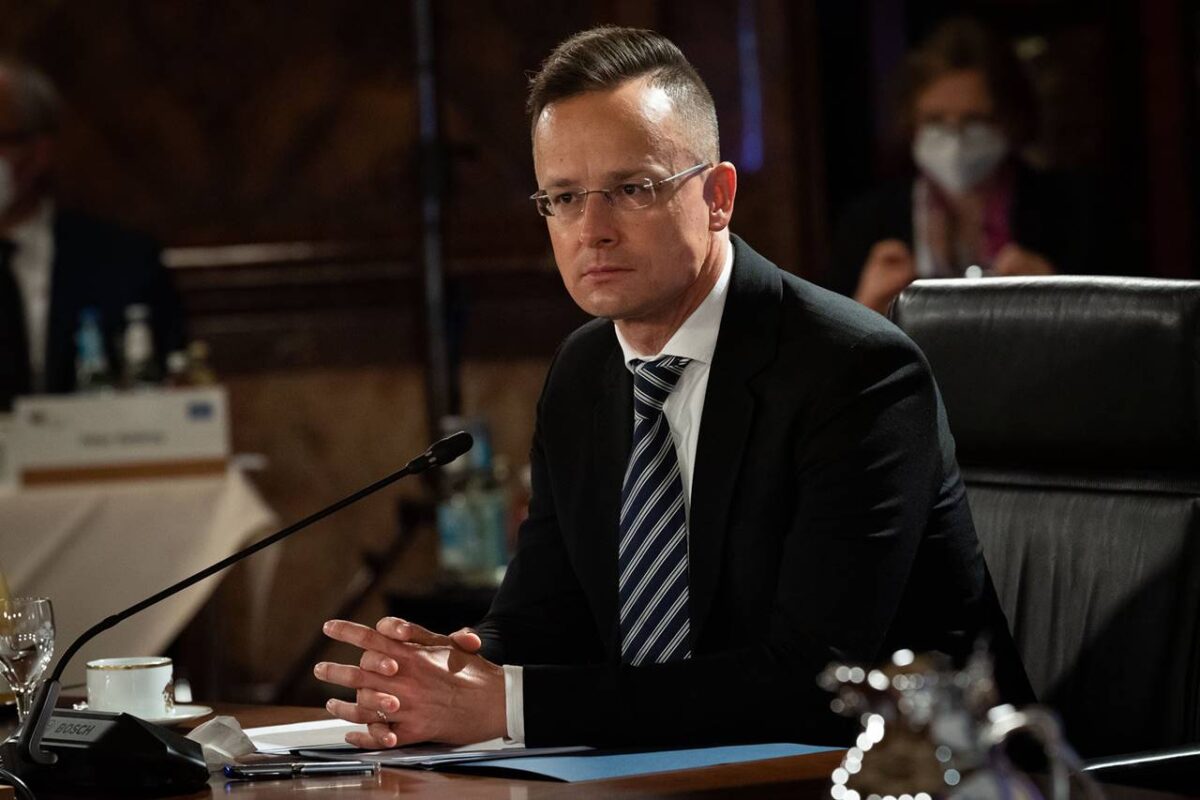 Szijjártó "hazai használatra": “Paks2 építését nem állítjuk le“, az orosz Beruházási Bankot sem tiltjuk ki....