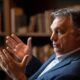 Ha Orbánt keresi, ne a falvédőn tegye: lejött! Éppen a harcmezőn téblábol és teszi a dolgát!