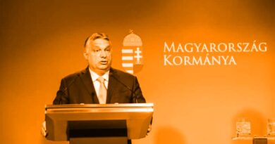 Orbán az Andrássy út - Bajcsy-Zsilinszky út sarkán mondja el beszédét október 23-án