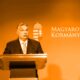 Orbán az Andrássy út - Bajcsy-Zsilinszky út sarkán mondja el beszédét október 23-án