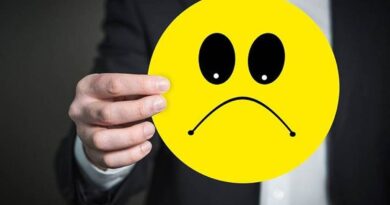 Nyakunkon a gagyi dömping - népszavazási plakáterdő mérges emojikkal