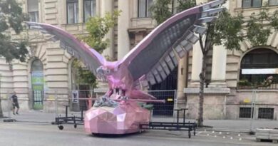 Hummer-repülő turul kombó - világszám! Magenta turullal és csodaszarvasnak álcázott új harci járművel (NER Hummer) "támad" a kormány