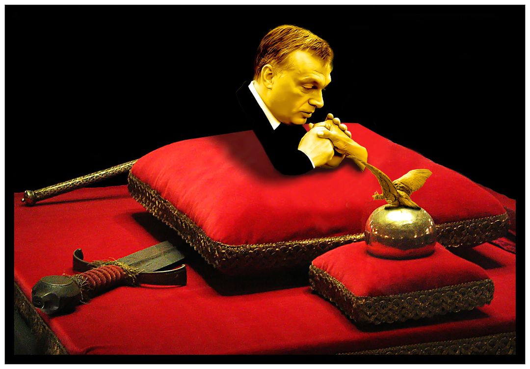 A Parlamentben állították ki az „Orbán Viktor saját Szent Jobbját csókolja” című aranyozott bronz alkotást - Cseri László szerint a világ Orbániában