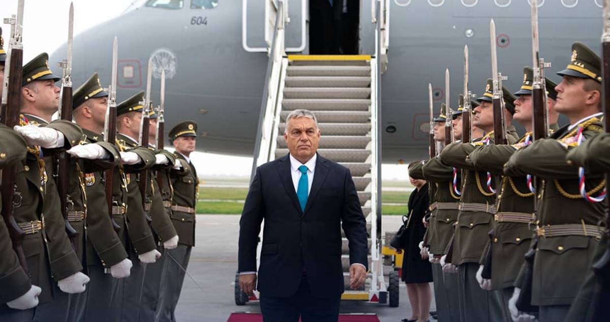 "Szép a tartása, katonás!" - Orbán a kifutón.....