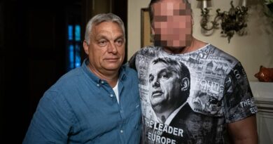 Orbán úr! Tudja, kivel ölelkezett és fényképeztette magát? Nem tudom, melyik a gázabb eset: ha tudja, vagy, ha nem!