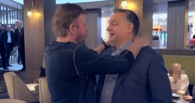 Chuck Norris Felcsúton - Orbán visszarévedéséből derült ki, hogy legközelebb(?) a fatornyosába is elfuvarozza a világsztárt