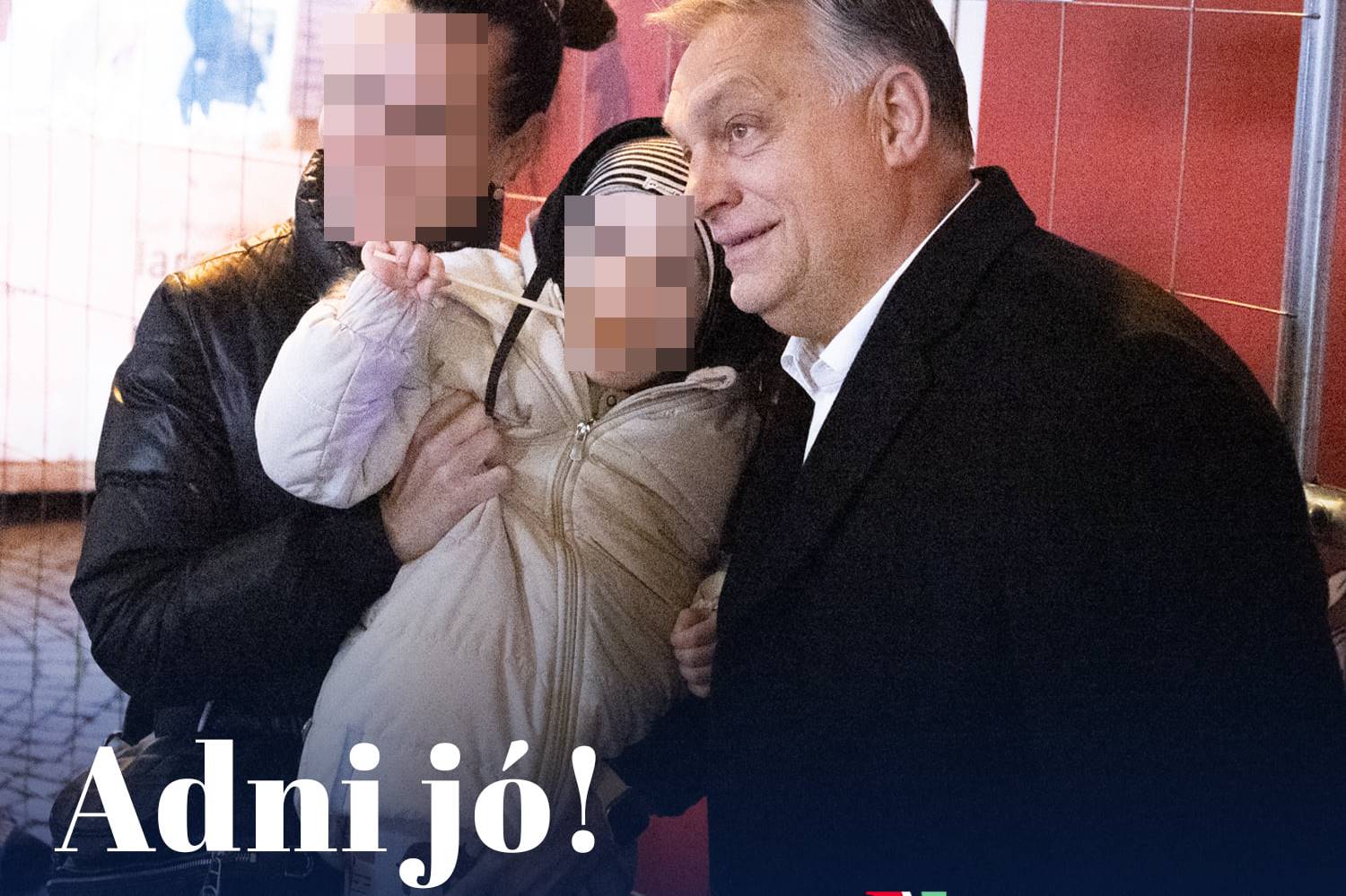 Orbán és a stáb karácsonyi hangulatban - van kellék-gyerek, kellék-mézeskalács, kellék-"jóemberség" és valódi borocska!