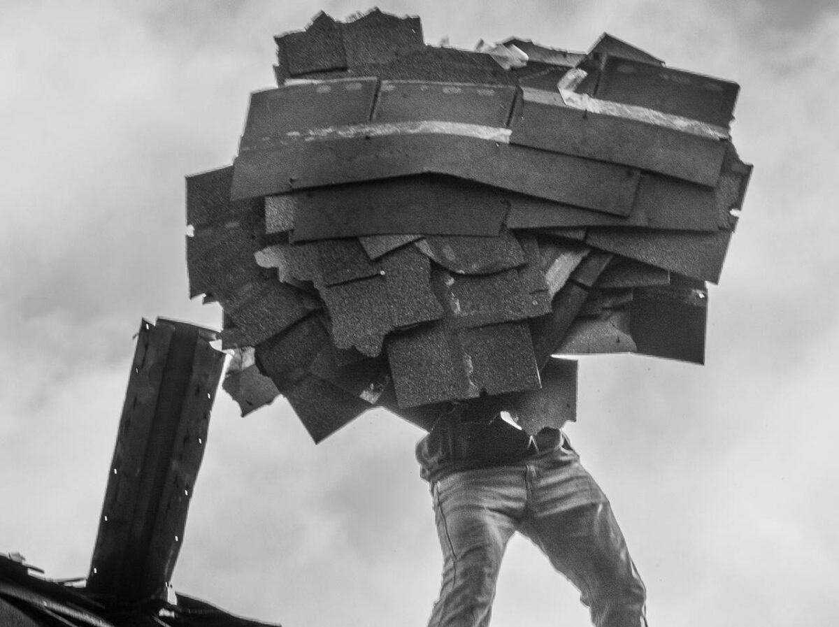 "Ez már mindennek a tetője!" : a magyar tetőfedő egyszerre ápolja a nemzet múltját, építi a nemzet jövőjét .....- nem Örkény, hanem Palkovics....