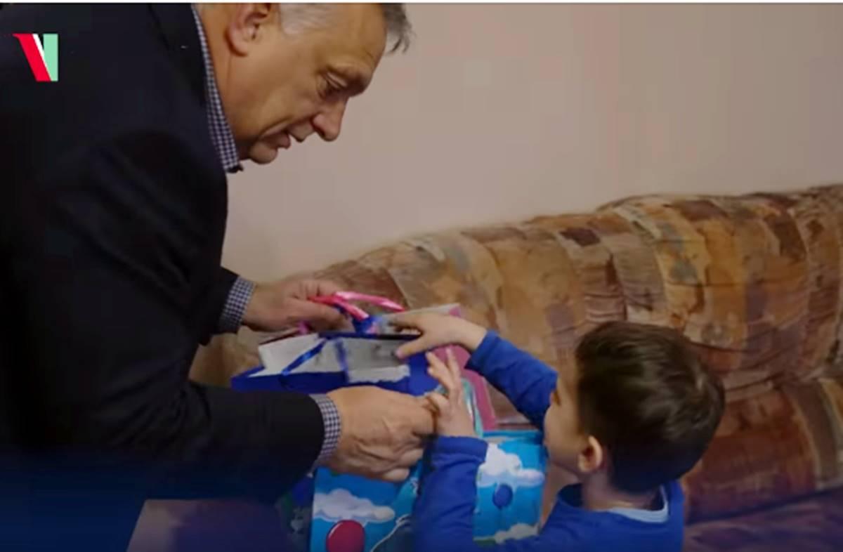 Orbán Viktor, a családlátogató - Ez, hogy működik? Kihúzzák egy kalapból a "szerencsést"?