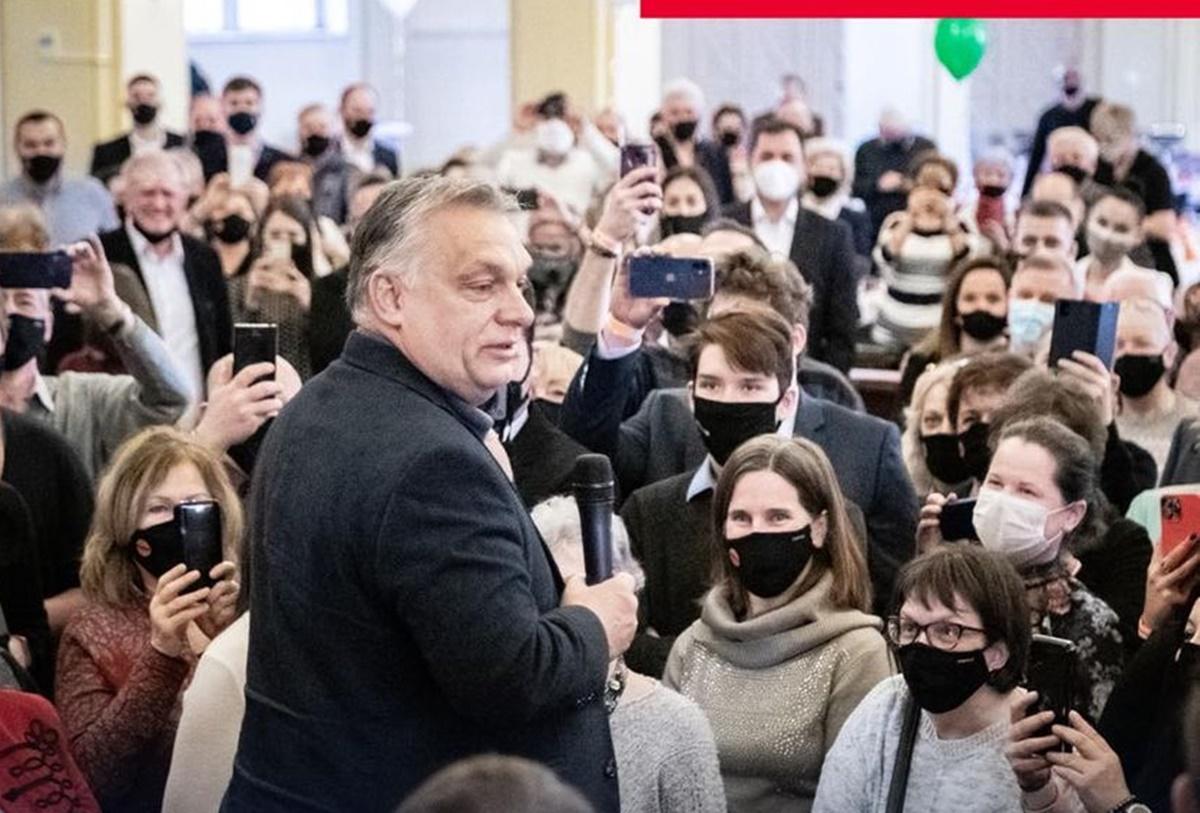 Egyen-fideszmaszkban csápoltak Orbán "télzáró csapatösszetartásán" Józsefvárosban