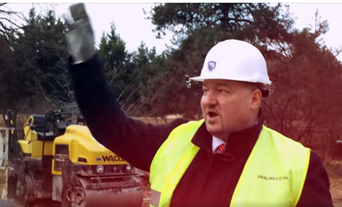 "Rájöttem: a Bosszúállókból ő a hasember!" - foglalta össze egy kommentelő Németh Szilárd közszolga klip-paródiáját