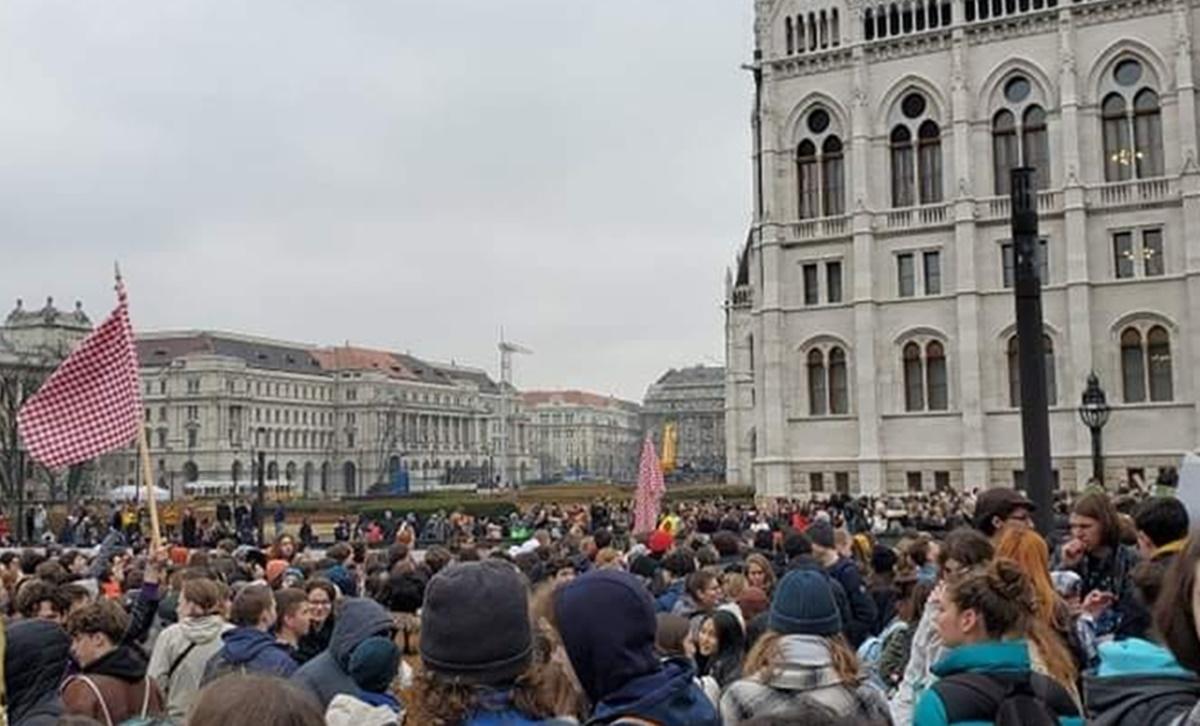 Diákok ezrei vonultak a Kossuth térre!