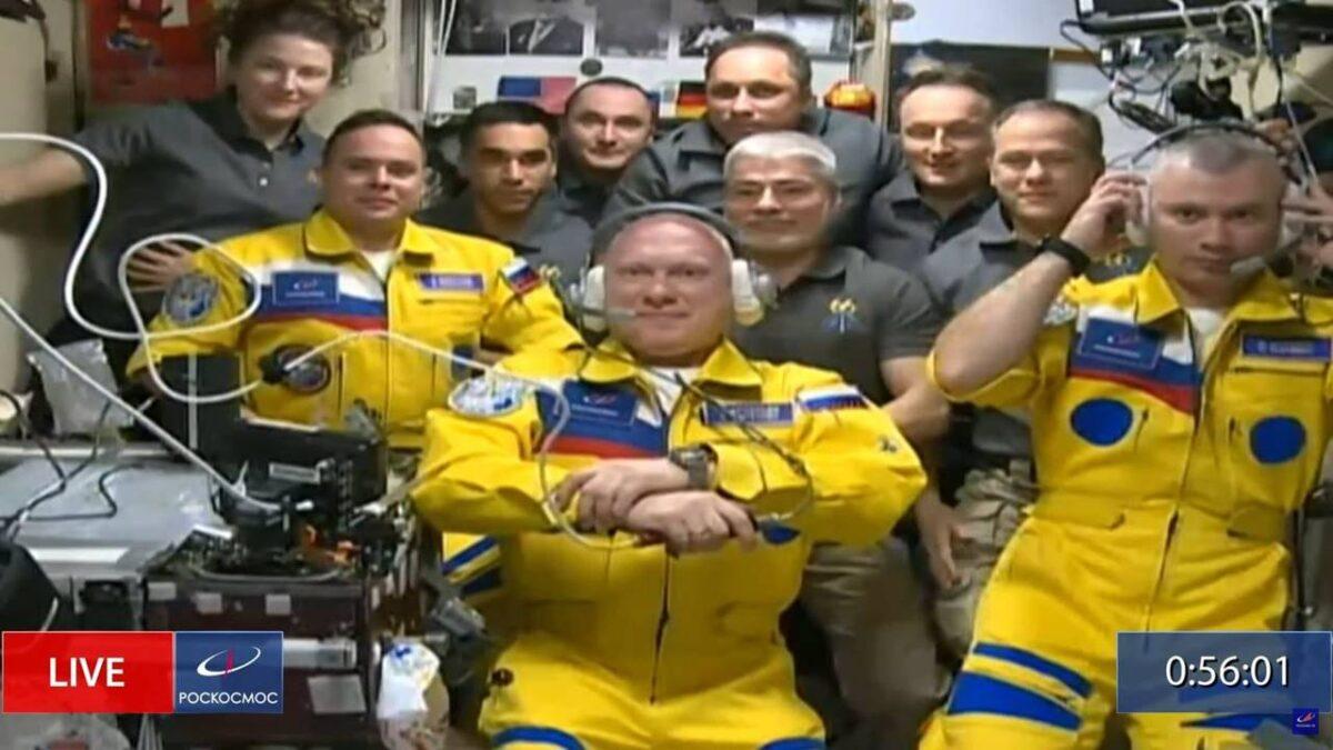 Véletlen, vagy kiállás Putyinnal szemben? Ukrán nemzeti színekben érkeztek meg az orosz(!) űrhajósok a Nemzetközi Űrállomásra