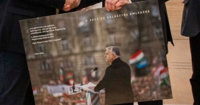 Kasírozott Orbán, az ajcsi, avagy jó munkáért vászon-Orbán!
