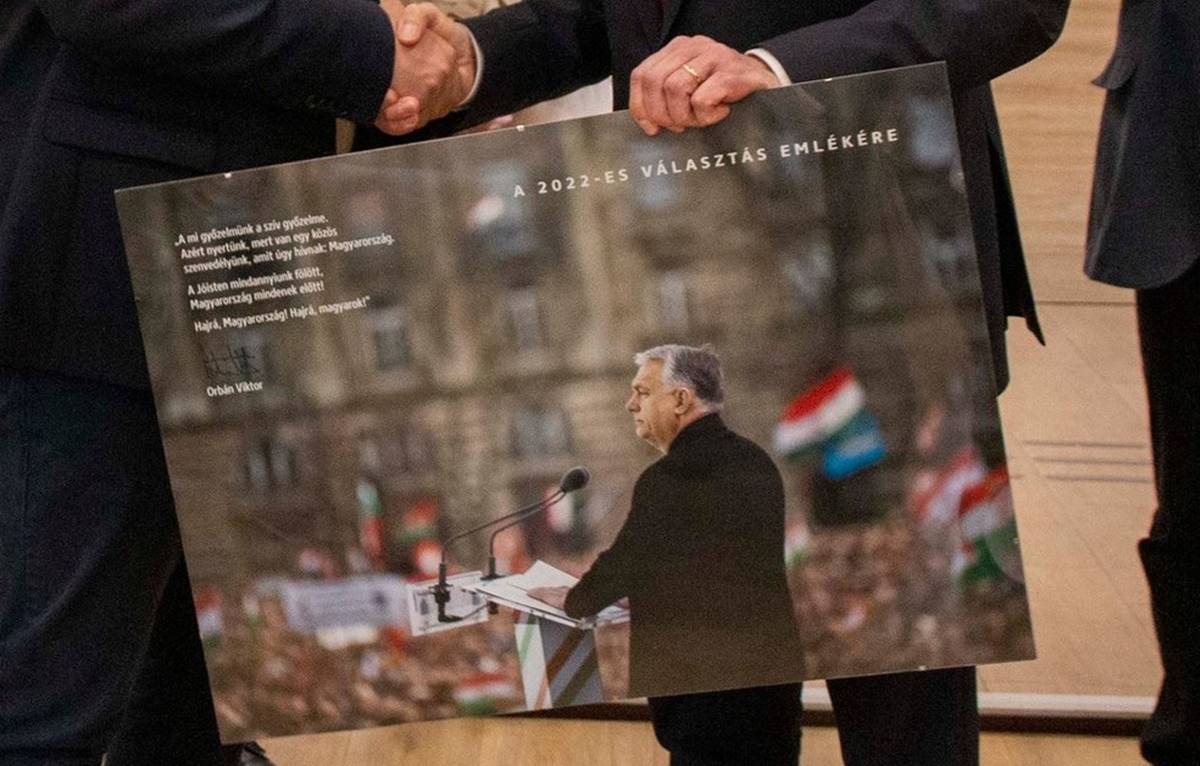 Kasírozott Orbán, az ajcsi, avagy jó munkáért vászon-Orbán!