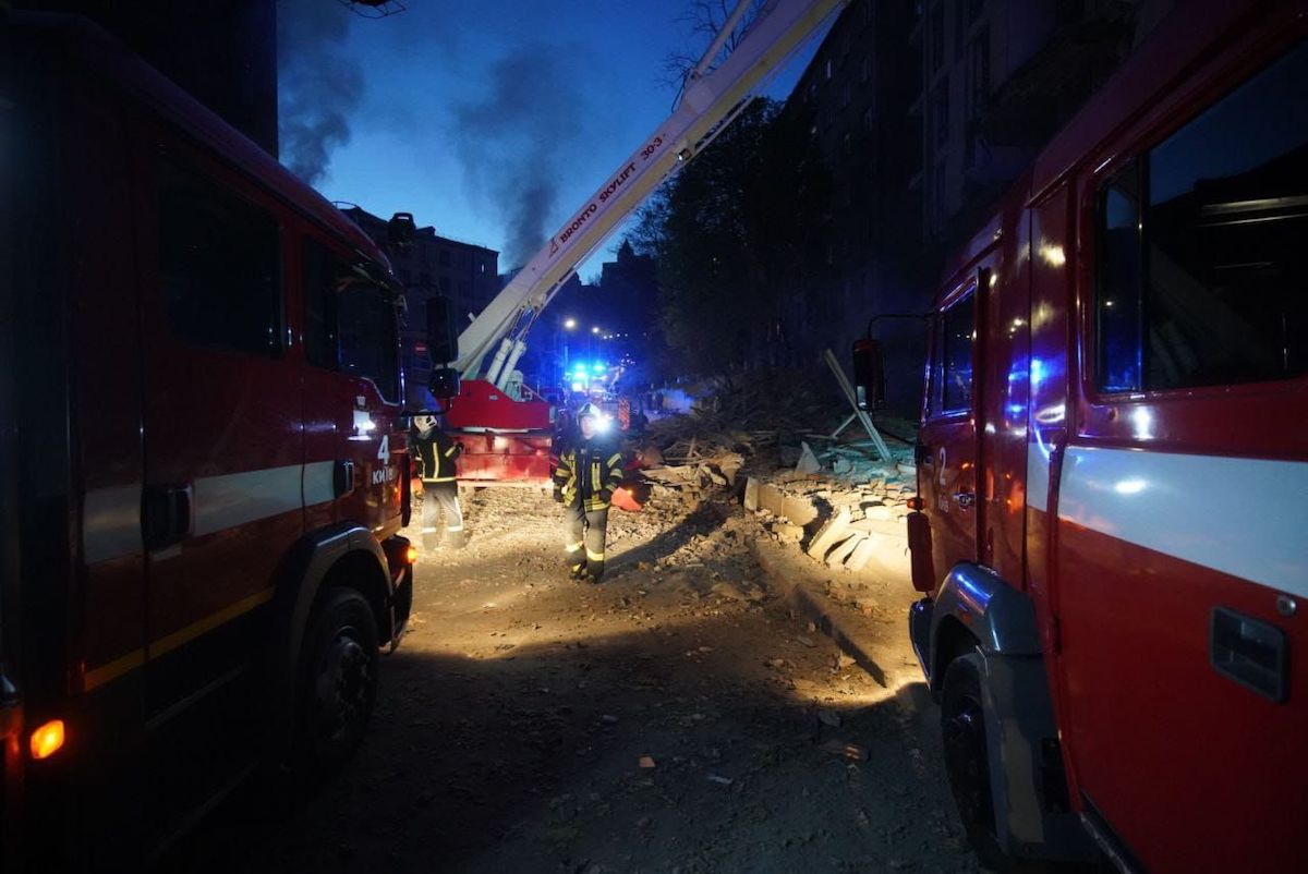 Öt rakéta csapódott be Kijevben, tízen meghaltak