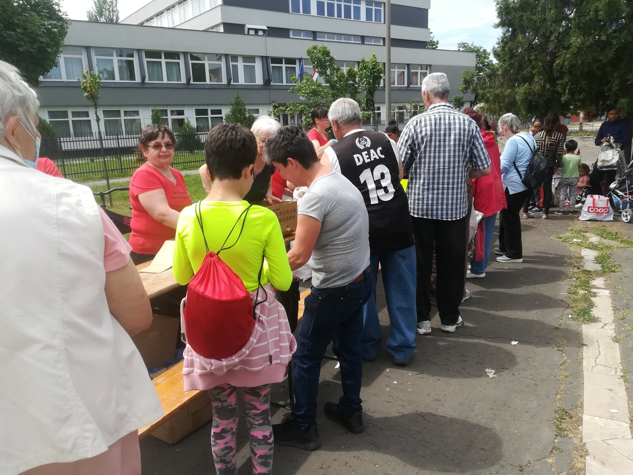 "Szégyen, hogy 79 éves koromban ételért kell sorba állnom!" - Morzsaparti Debrecenben