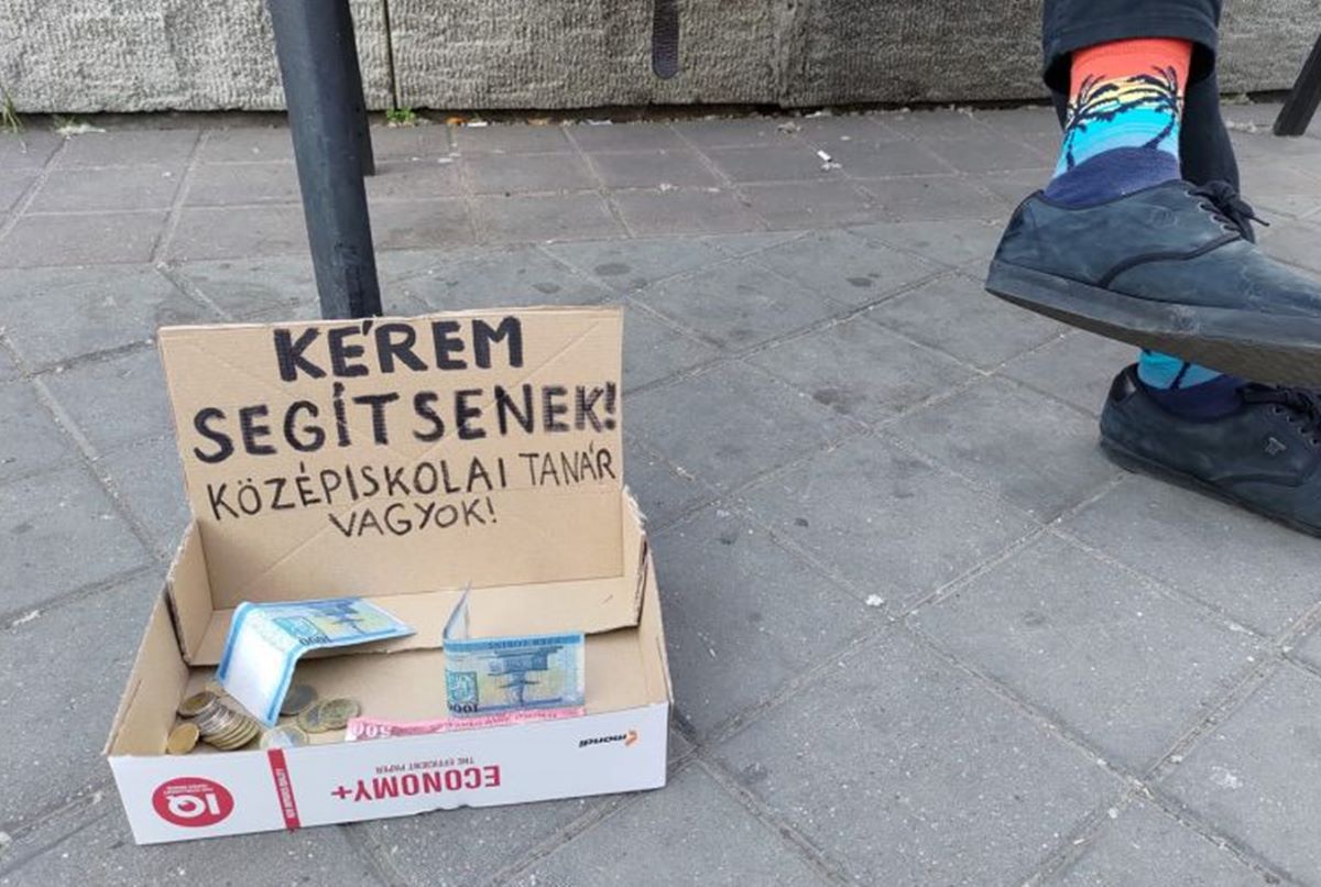 "..Szó bennszakad...": 2022 Magyarországán a Deák téren kéreget egy középiskolai tanár!