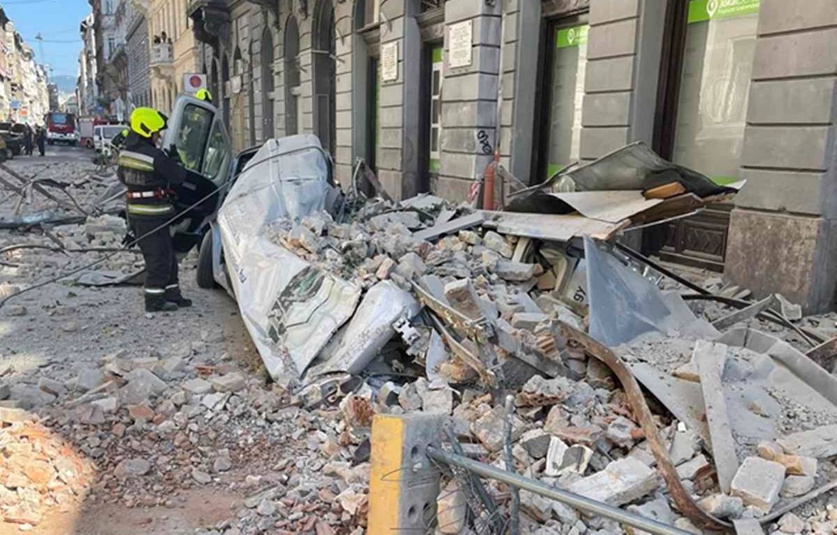 Leszakadt egy Jókai utcai ház tetőzete! - A tűzoltók keresőkutyákkal vizsgálták át a romokat....