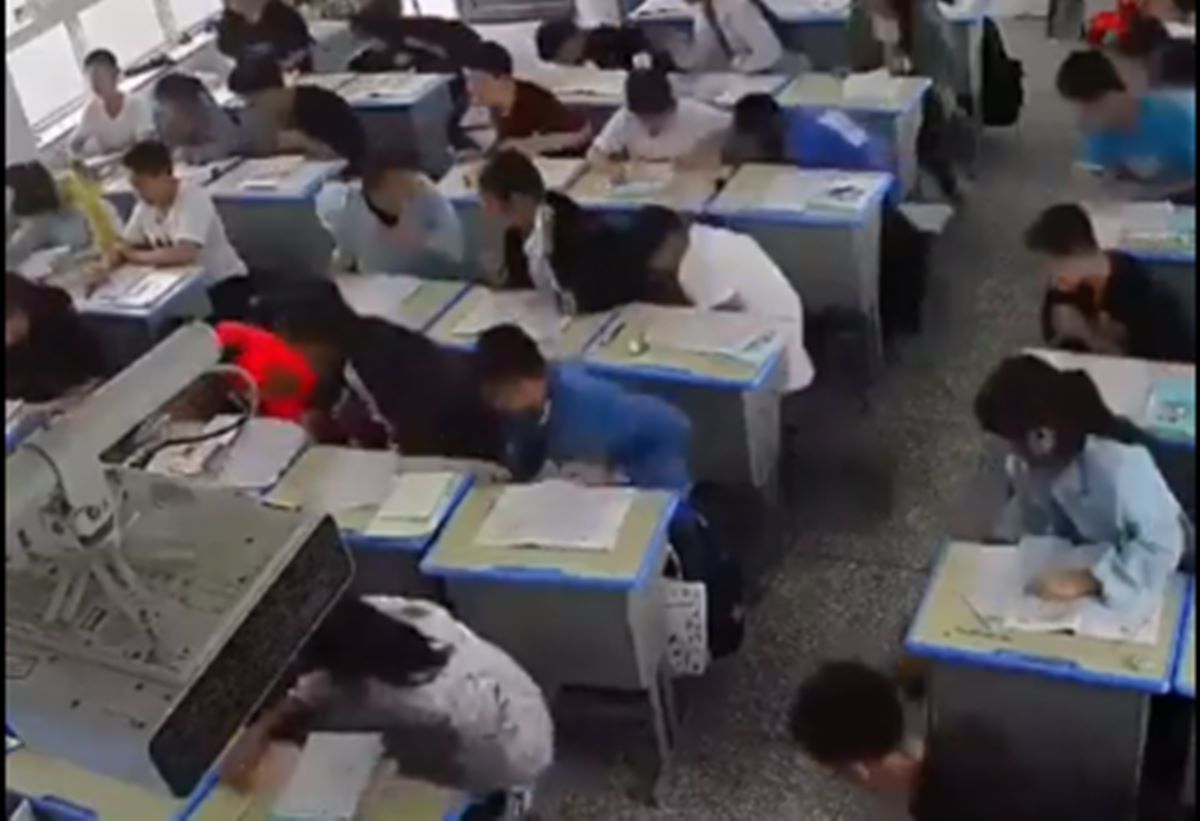 Videón, ahogy Kínában 6.1-es földrengés ér egy osztálynyi kisiskolást - A "nagy tesó" mindent lát?